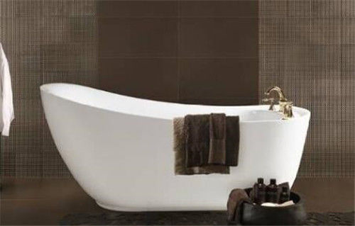 Chine Taille acrylique 1700*750*760mm de baignoire de massage de forme ovale avec le robinet de douche d'or fournisseur